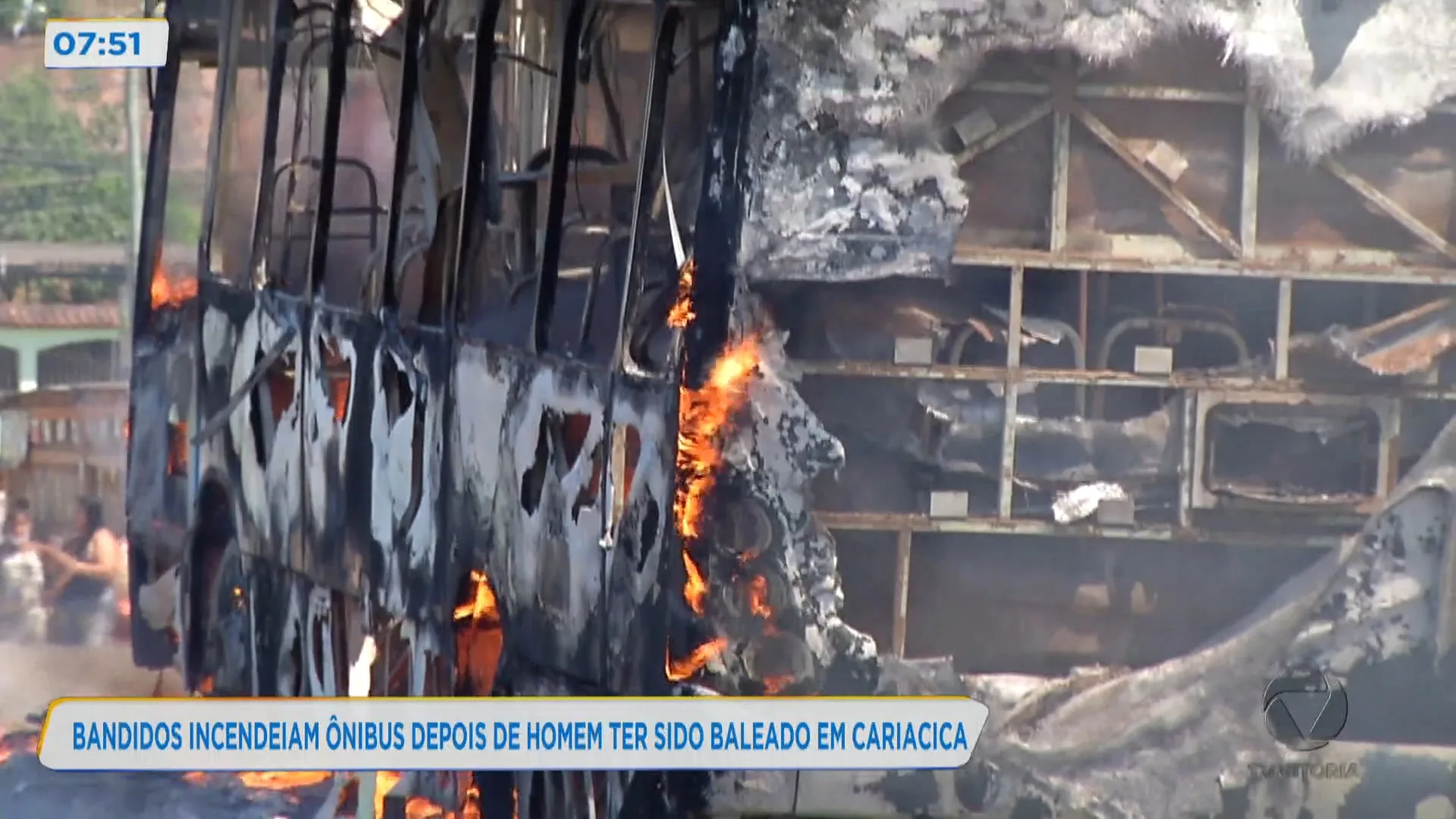 Bandidos incendeiam ônibus depois de homem ter sido baleado