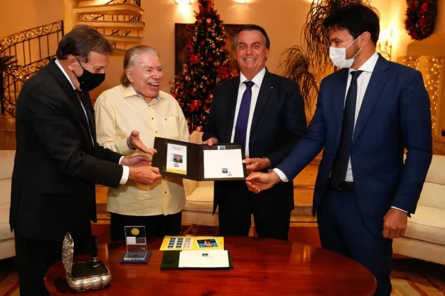 Ao lado de Bolsonaro, Silvio Santos recebe selo em homenagem a seus 90 anos