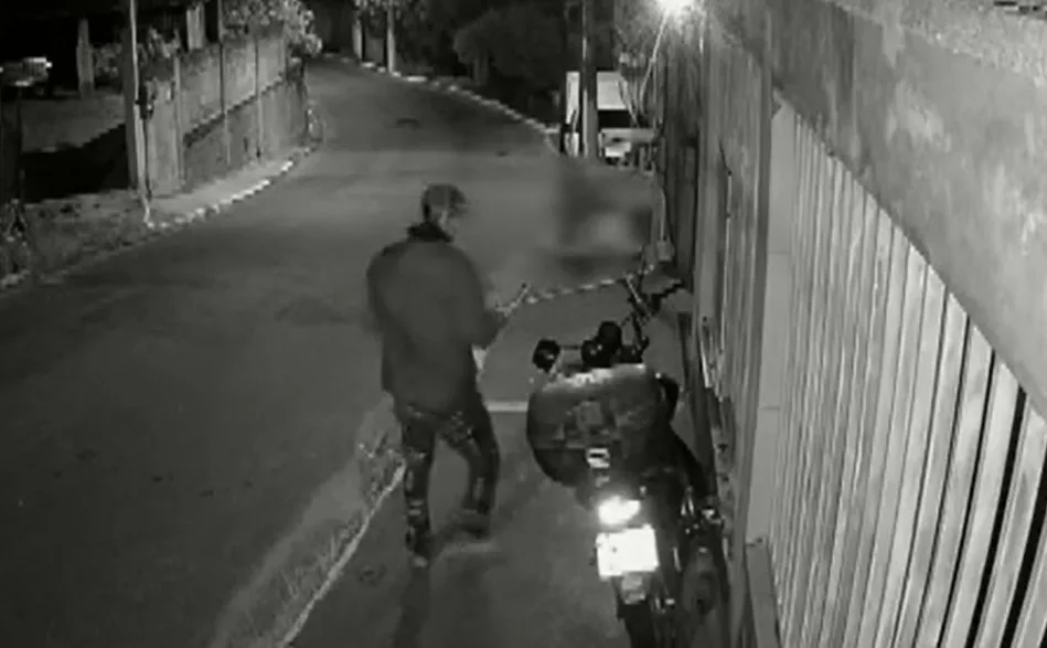 VÍDEO | Homem quebra cadeado e furta moto estacionada em rua de Cariacica