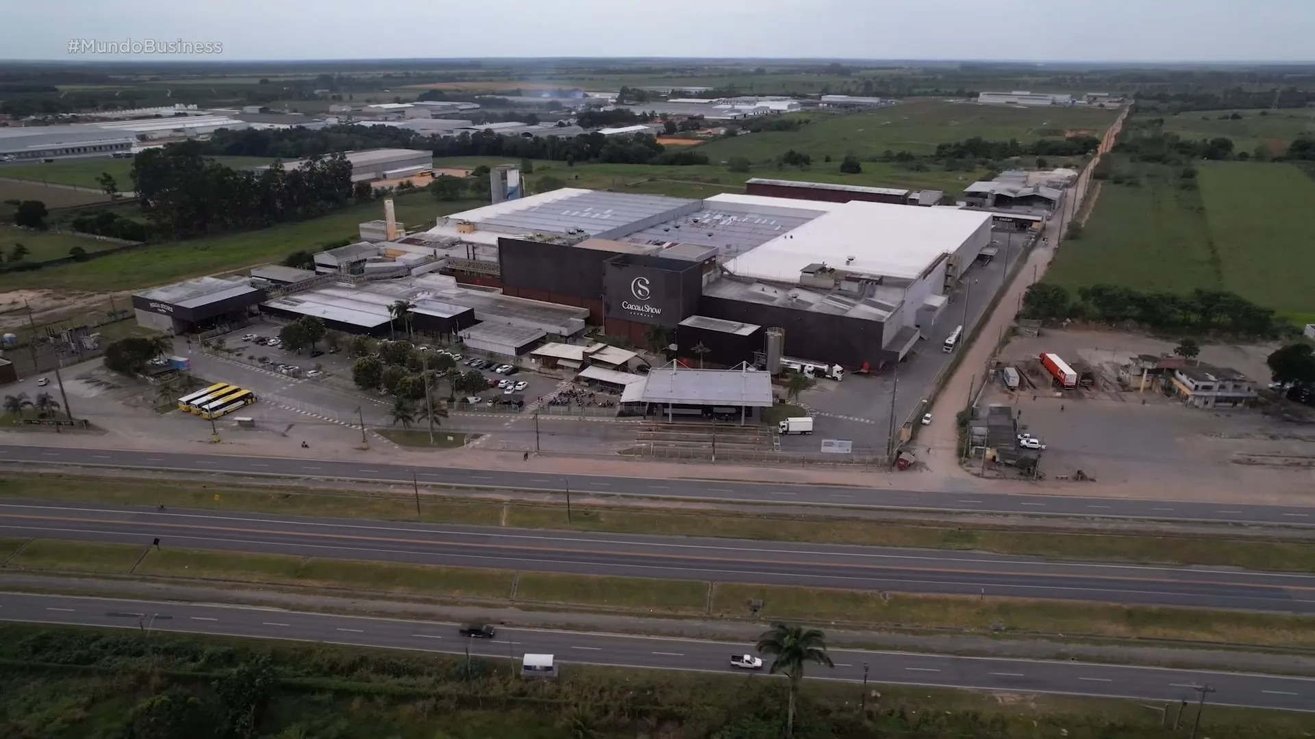 Mundo Business visita fábrica da Cacau Show em Linhares