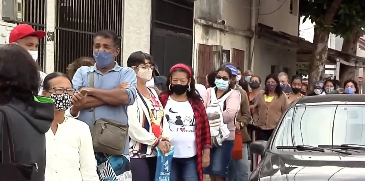 VÍDEO | Moradores passam noite em fila para agendar consulta médica na Serra