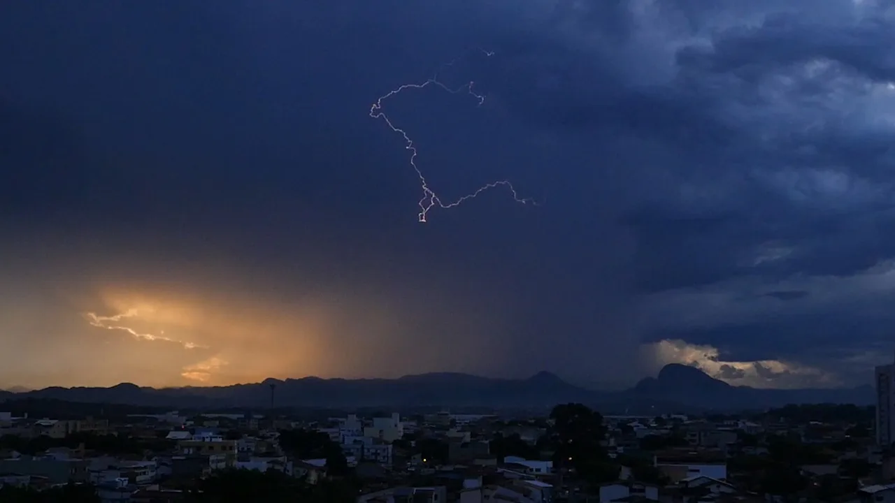 ES registra mais de 36 mil raios em temporal desta terça-feira