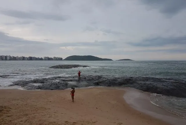 Continuam buscas por turista mineiro desaparecido após cair de pedra na Praia do Morro