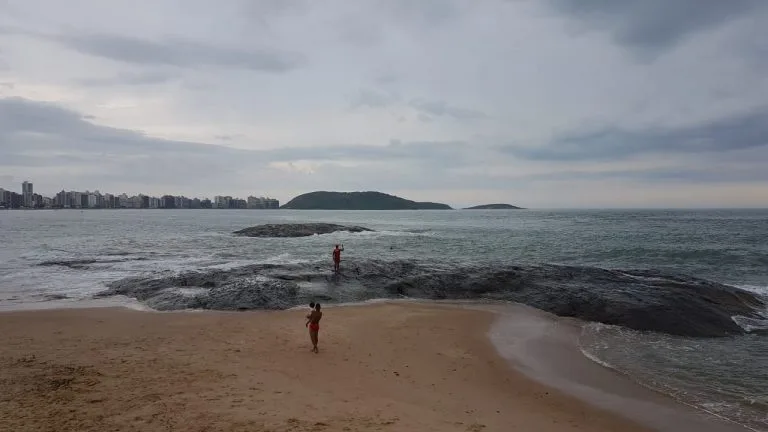 Continuam buscas por turista mineiro desaparecido após cair de pedra na Praia do Morro