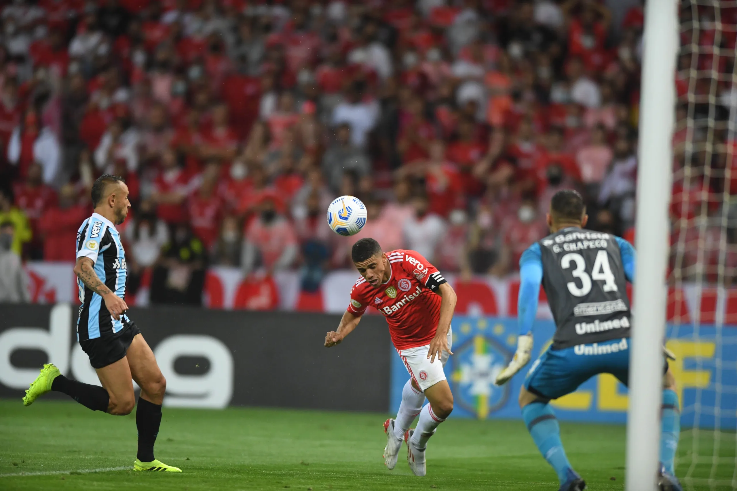 Com confusão generalizada no fim, Inter vence clássico e afunda Grêmio no Z4