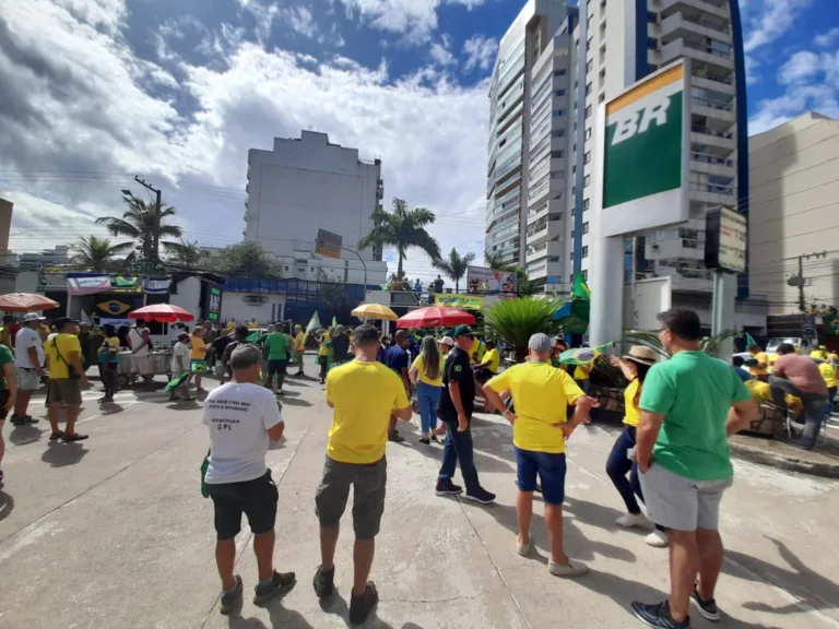'Viram quanta gente lá?', diz Bolsonaro sobre manifestações governistas do dia 1º