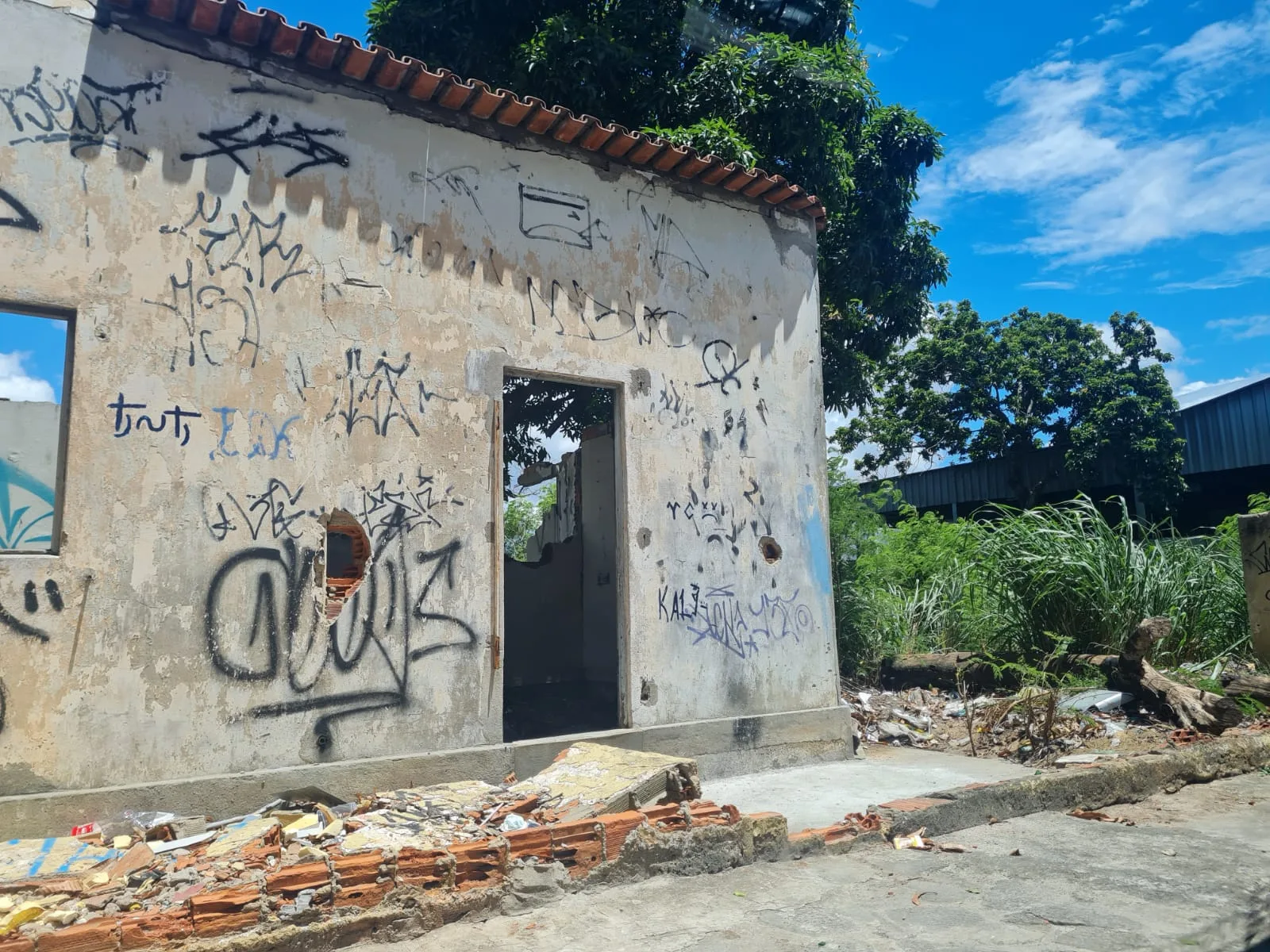 Homem é agredido a pauladas e tem carro roubado, em Bairro de Fátima