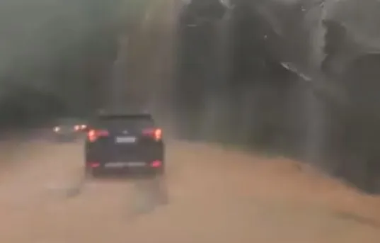 VÍDEO | Chuva forma 'cachoeira' na BR-262 e pista é interditada após queda de barreira