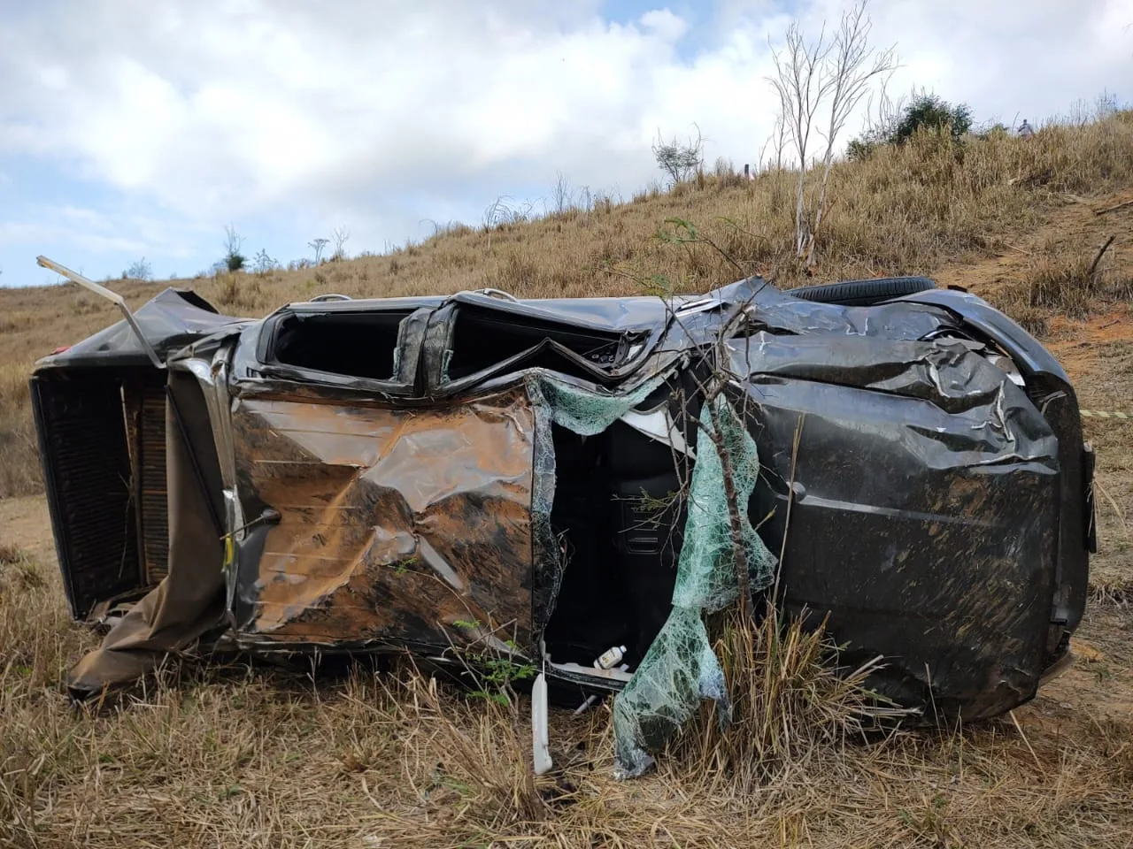 Homem morre após carro capotar e cair em ribanceira em Colatina