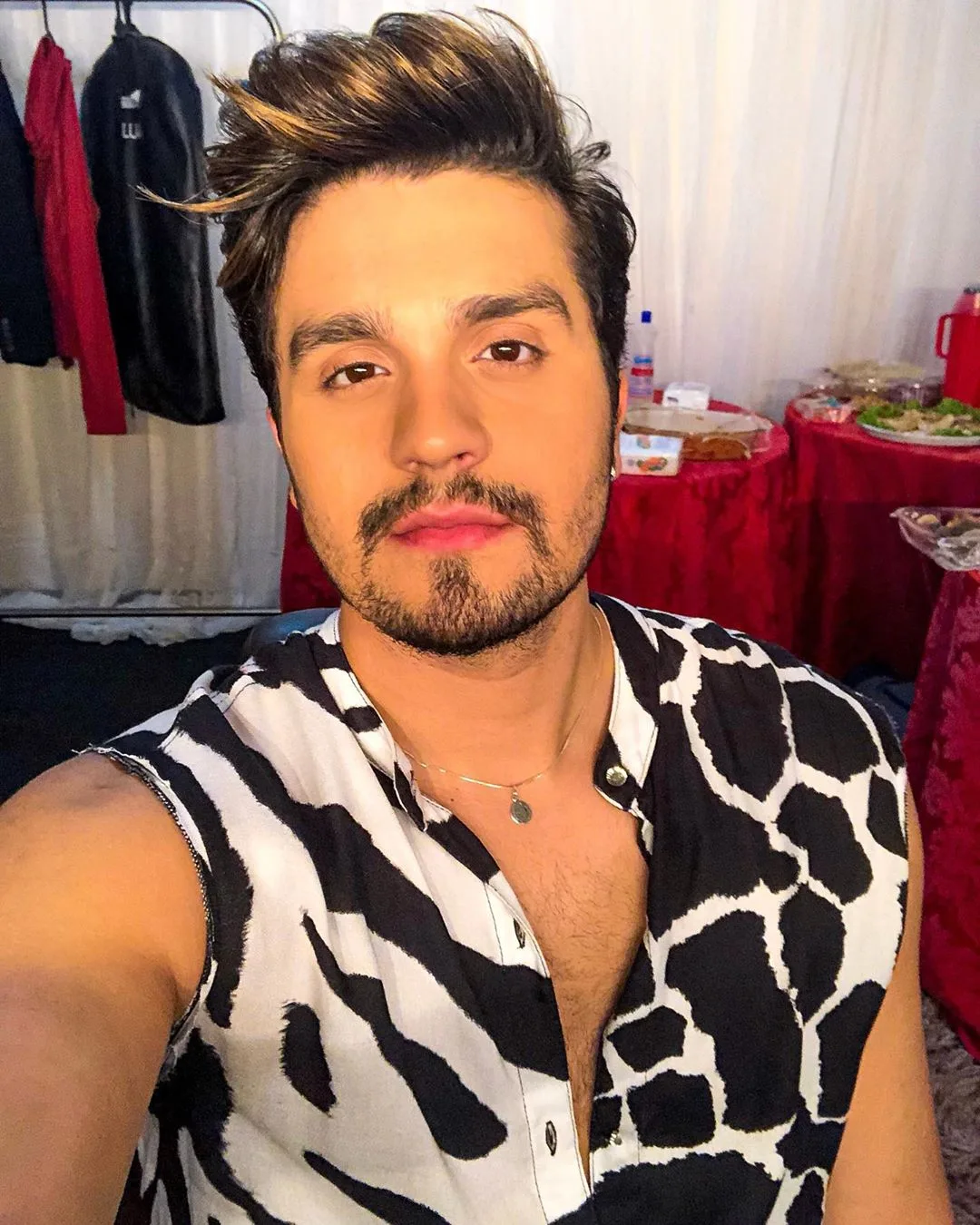 Luan Santana revela que 'juntos e shallow now' é uma música brega, e que sugeriu troca do refrão