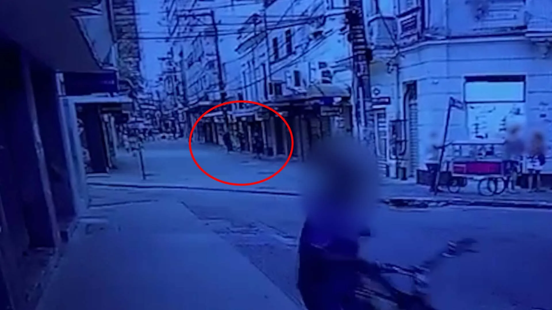 Vídeo mostra o momento em que homem é baleado no Centro de Vitória