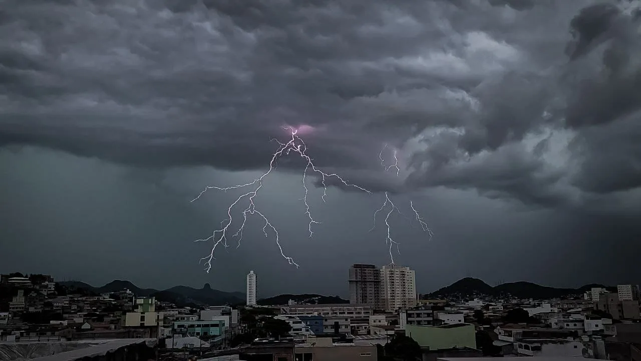 Frente fria se aproxima do ES e deve aumentar risco de temporais