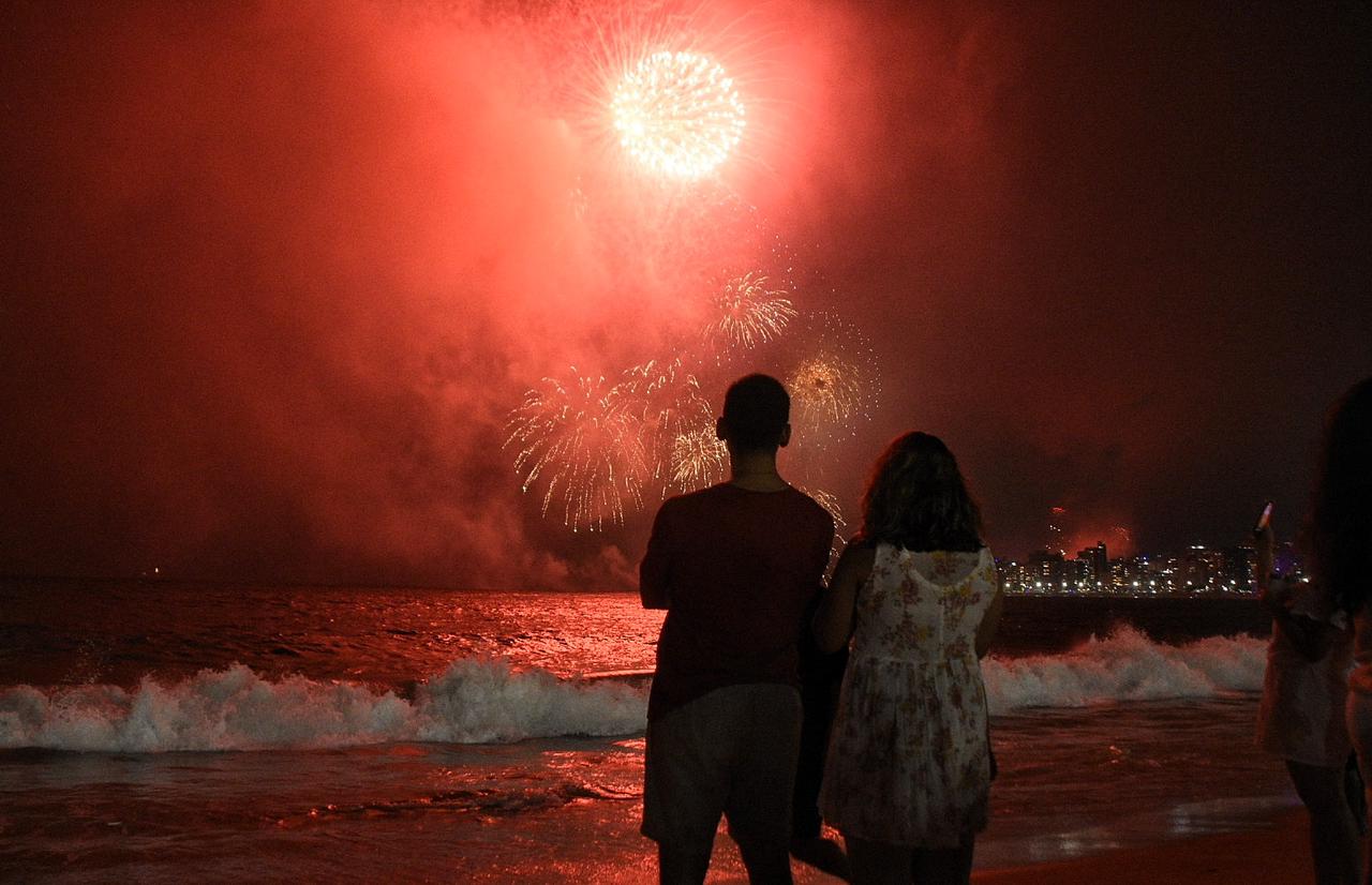 Réveillon 2024: veja vídeo da queima de fogos em Vitória e Vila Velha