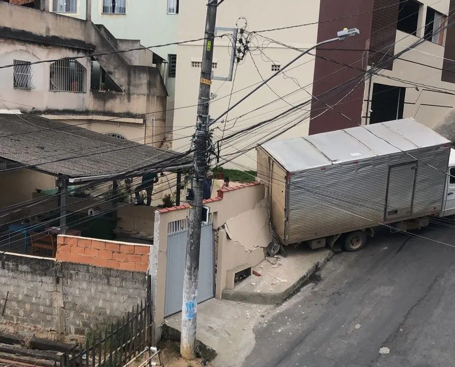 Motorista de caminhão perde controle do veículo e atinge casa em Cariacica