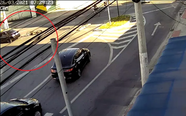 VÍDEO | Motociclista é atingido por carro ao avançar semáforo fechado