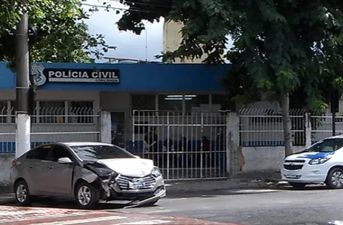 Perseguição policial termina em acidente e dois suspeitos presos em Vila Velha