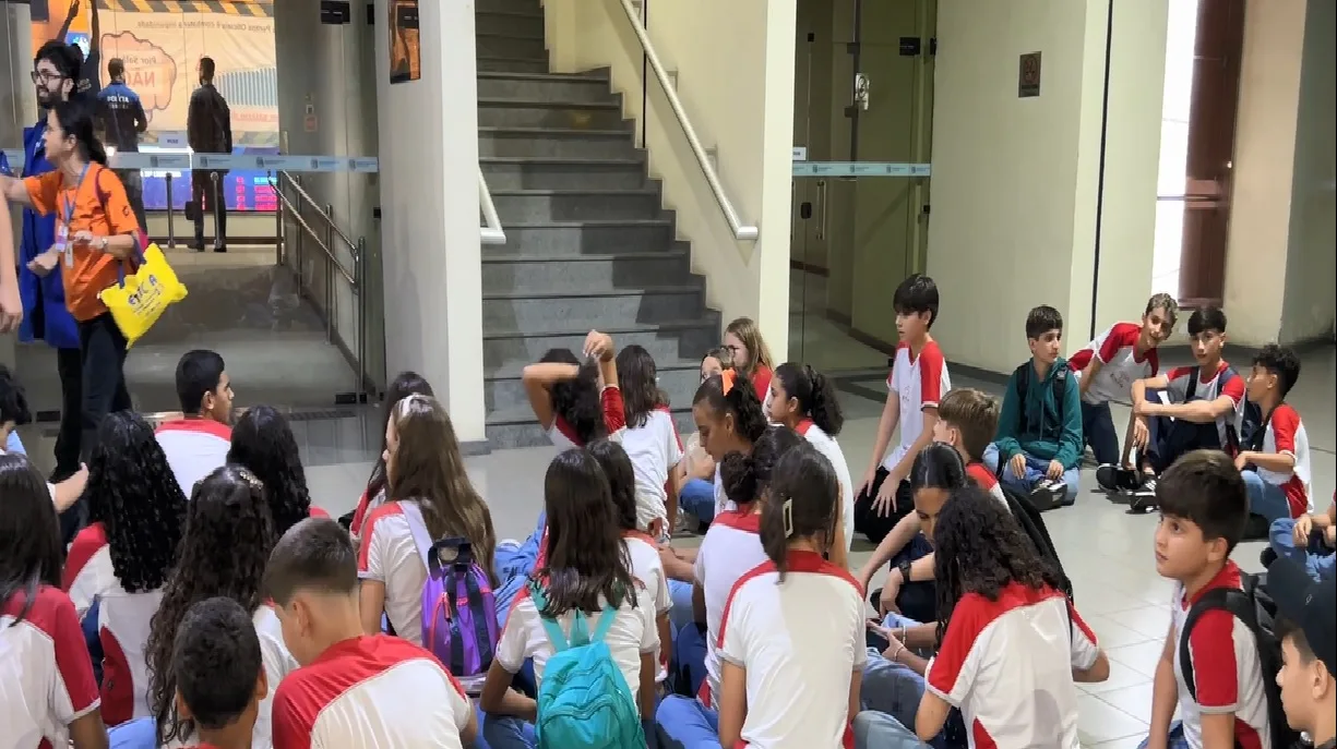 Estudantes vivenciam um dia de deputado em visita à Assembleia