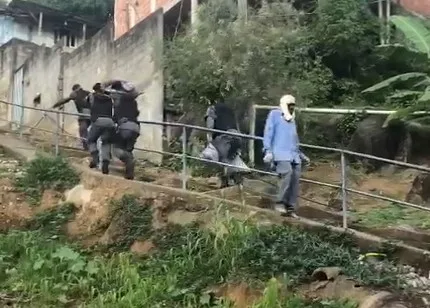 VÍDEO| Solidariedade: policiais ajudam idoso a carregar sacos de areia em Vila Velha