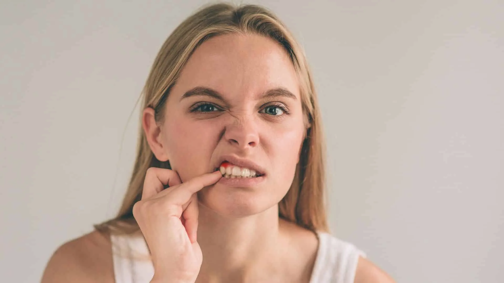 Como o cigarro pode adoecer a gengiva das pessoas e como prevenir essas doenças