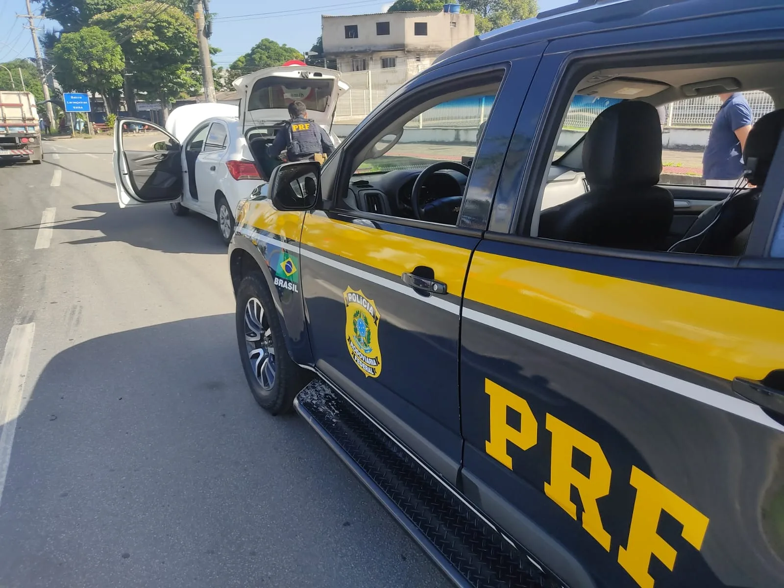 Carro roubado com placa clonada é flagrado na BR-101 pela PRF na Serra