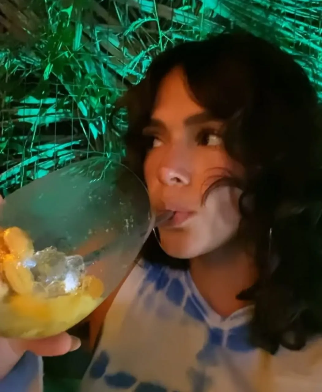 Bruna Marquezine posta vídeo de jantar com drinks em Fernando de Noronha