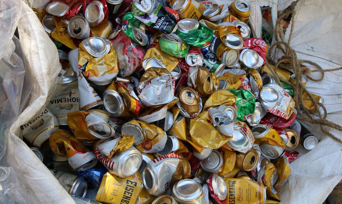 São Paulo - Latas de alumínio destinadas a reciclagem.