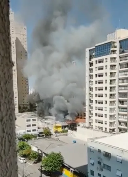 Incêndio em prédio comercial na zona sul de São Paulo mobiliza 14 viaturas