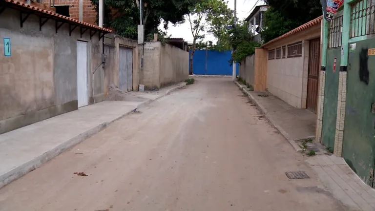 Esgoto transborda e água suja invade as casas das pessoas em Vila Velha