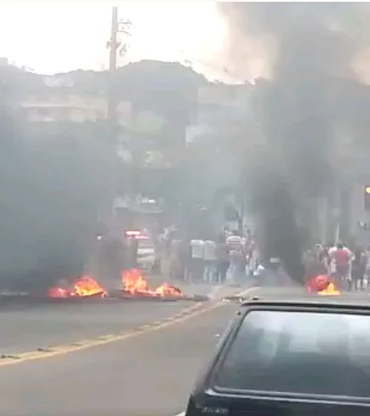 Moradores fecham avenida e fazem protesto contra violência em Vitória