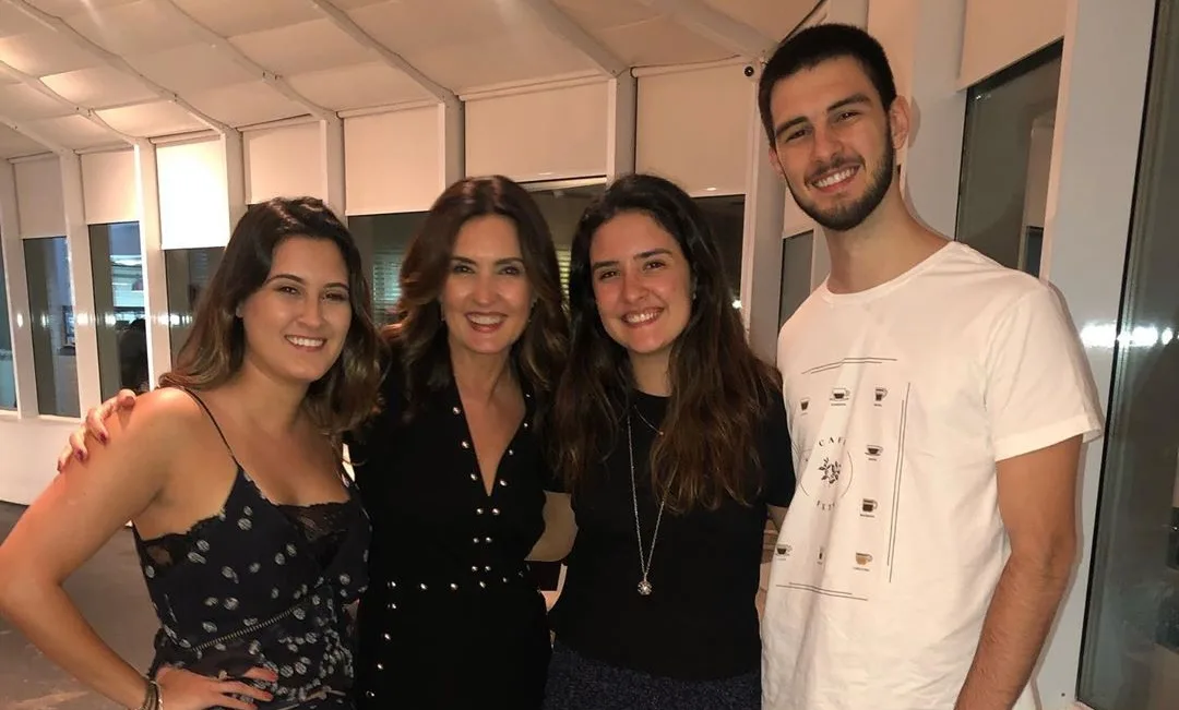 Fátima Bernardes celebra aniversário dos trigêmeos e posta declaração fofa: 'há 22 anos minha vida mudou totalmente'