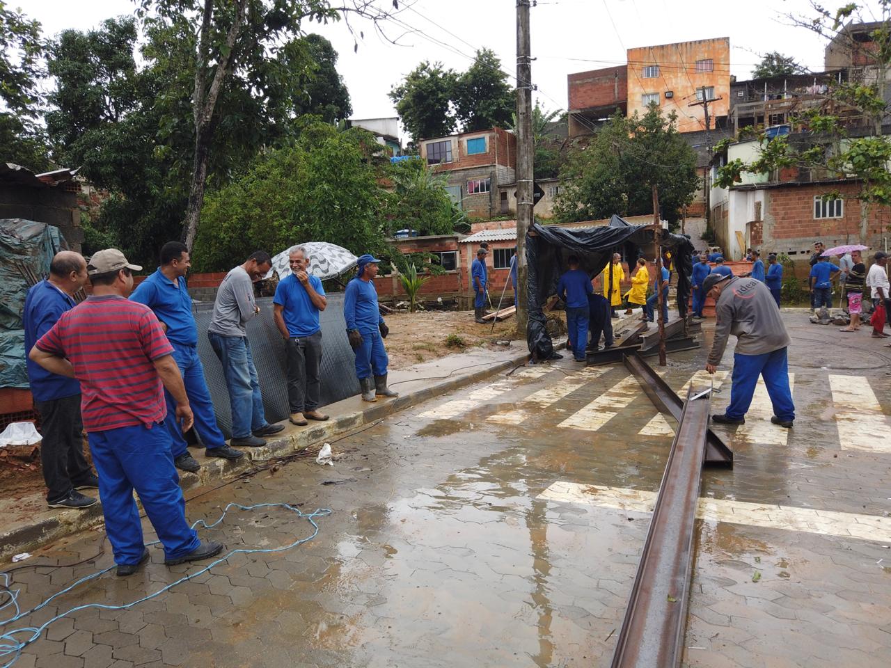 VÍDEO | Passarela emergencial começa a ser construída entre Viana e Cariacica