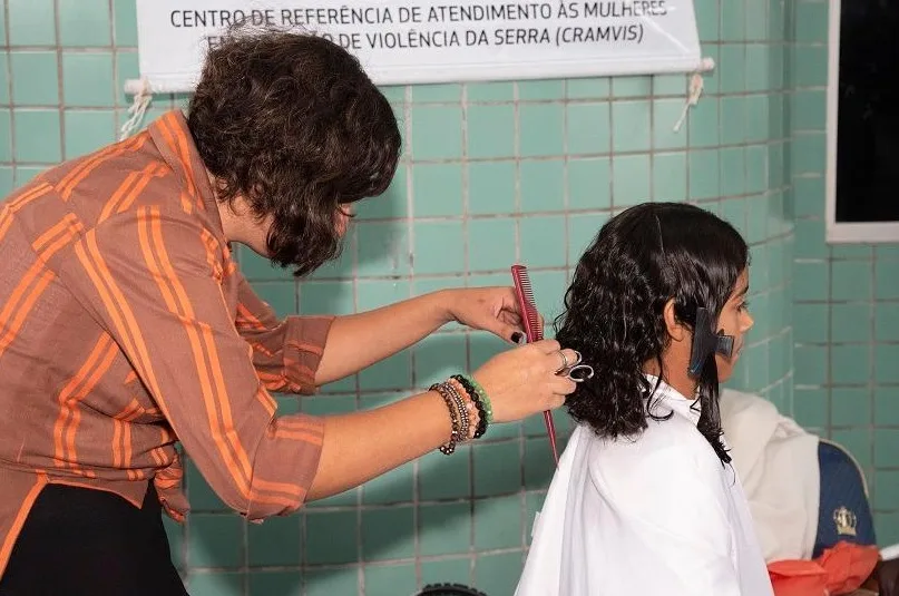 Campanha em terminais da Serra arrecada 98 metros de mechas de cabelo