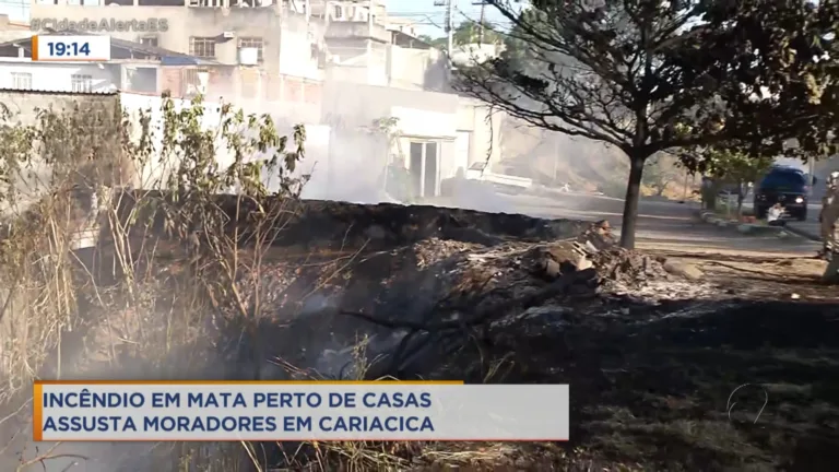 Incêndio perto de casas assusta moradores em Cariacica