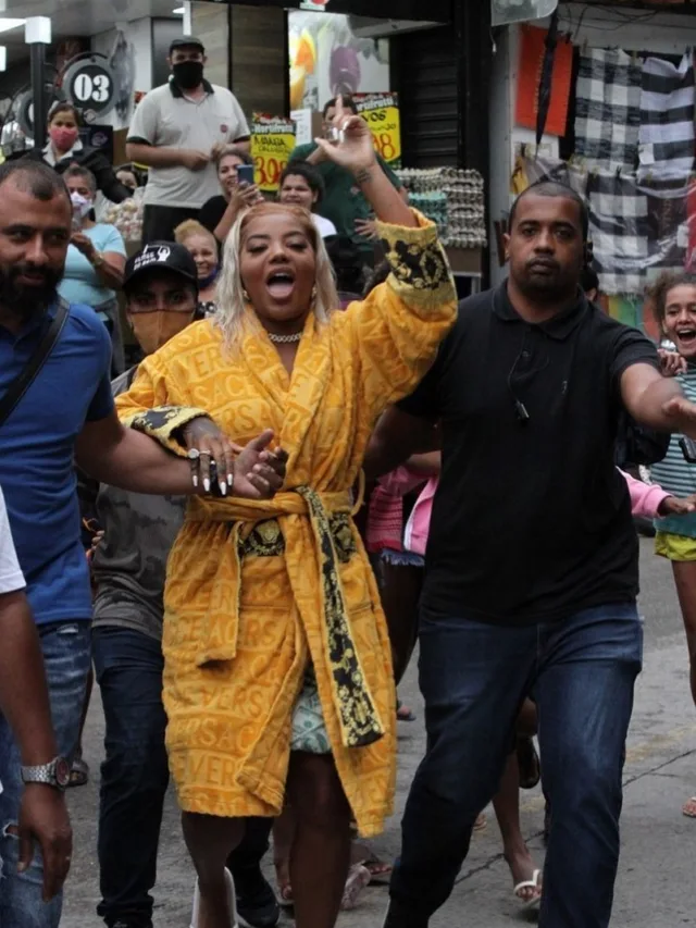 Ludmilla grava clipe na Rocinha e usa roupão grifado de R$ 2,5 mil