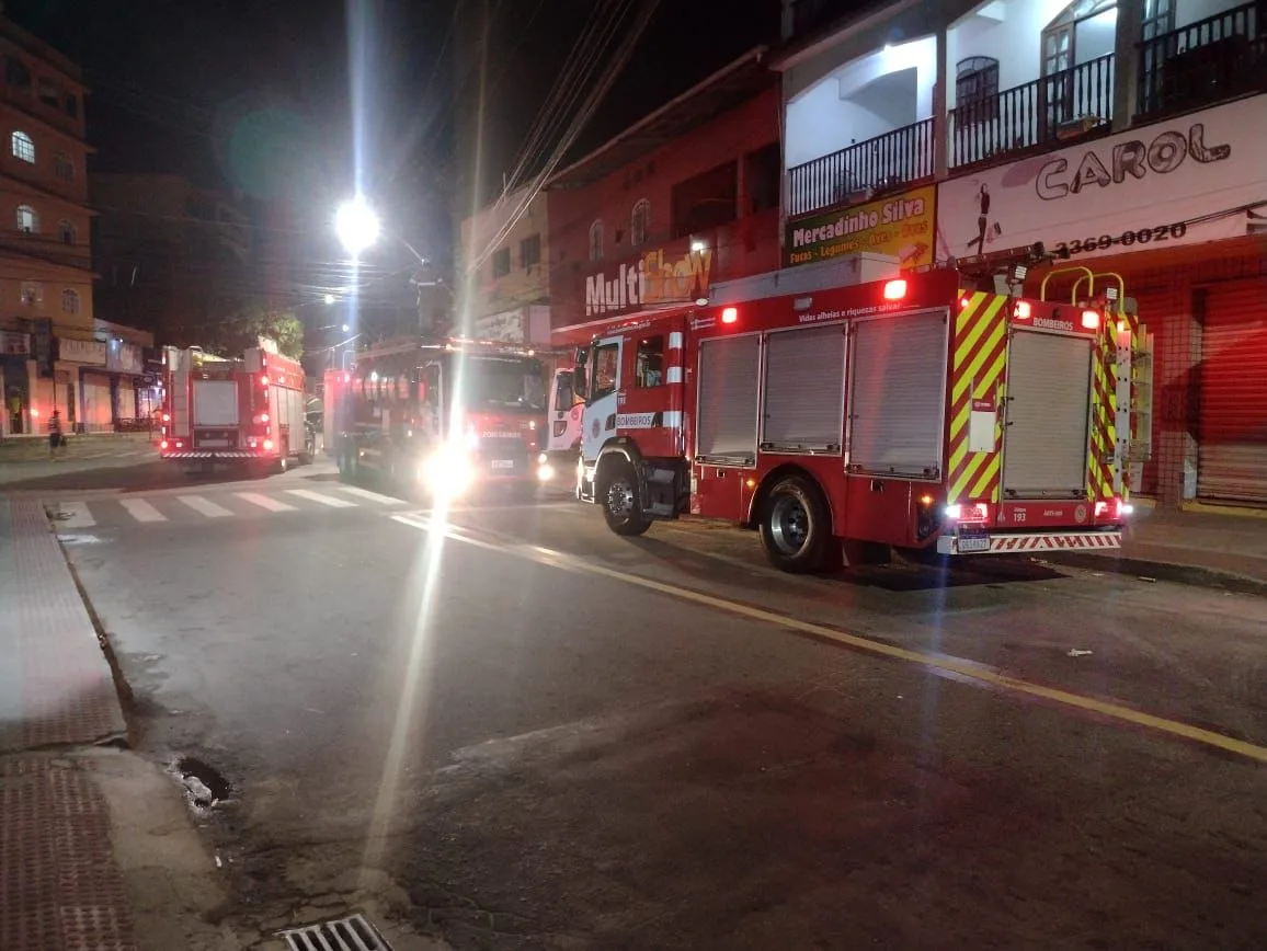 VÍDEO | Incêndio atinge supermercado e moradores precisam sair de casa em Vila Velha