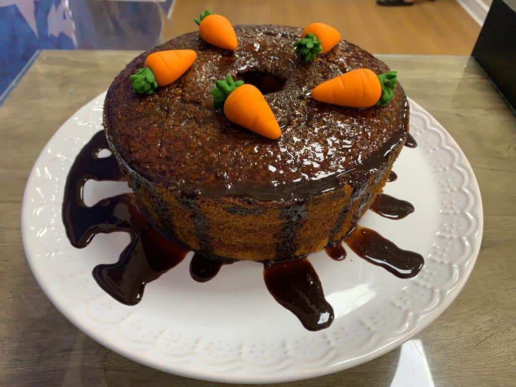 Bolo de cenoura com cobertura de chocolate