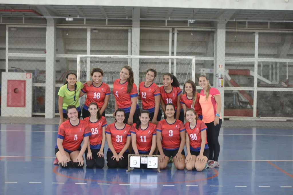 As meninas do juvenil do Salesiano de Forte São João são as campeãs. (Foto: André Sobral)