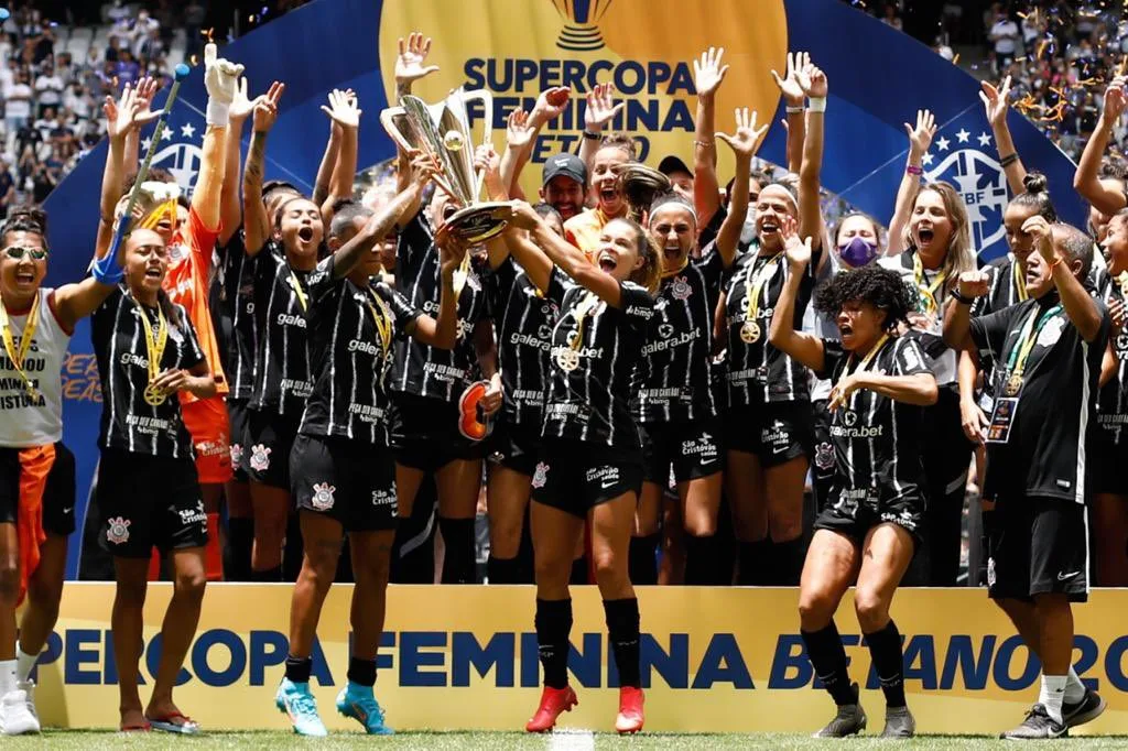 Corinthians vence Grêmio com gol de capixaba aos 48 e conquista Supercopa feminina