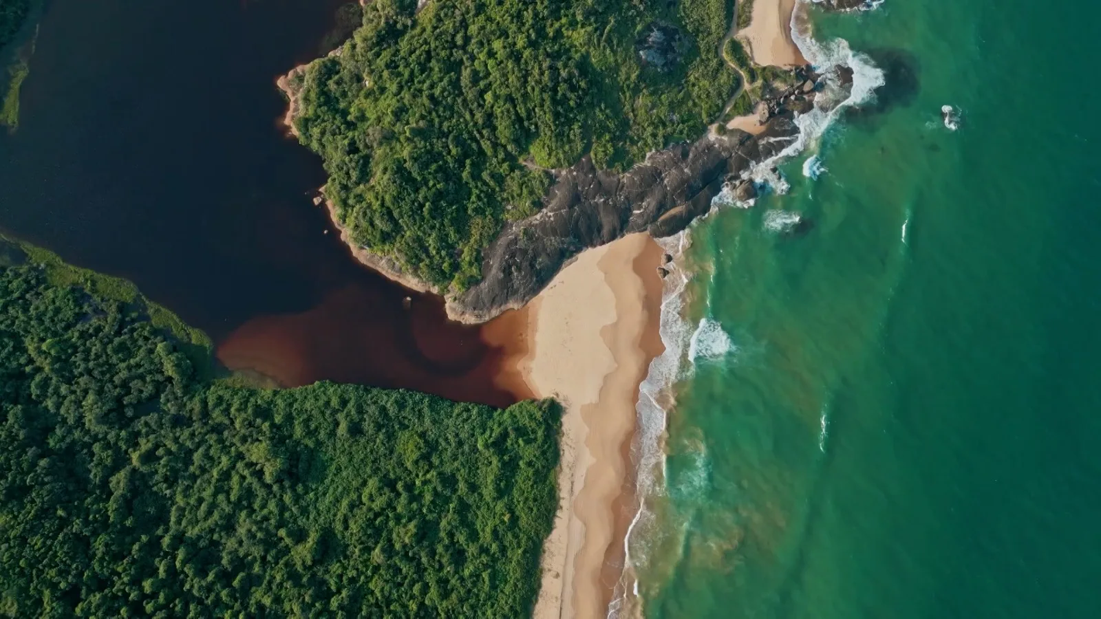 VÍDEO | Imagens de drone de tirar o fôlego mostram belezas de Guarapari