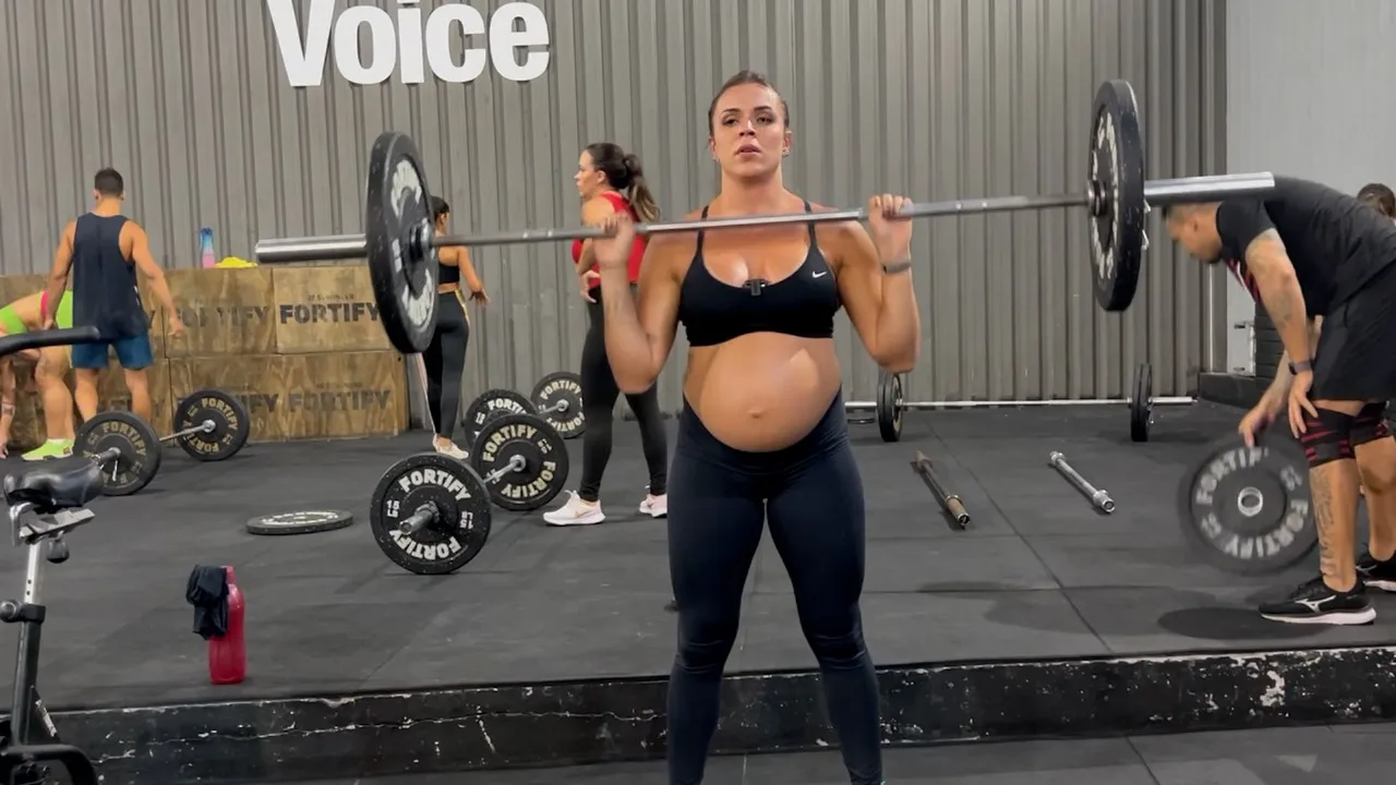 VÍDEO | Grávida de oito meses impressiona em treino de Crossfit