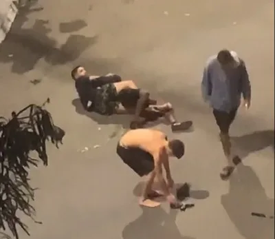 VÍDEO | Suspeito com arma falsa assalta jovens e é agredido pela população em Vila Velha