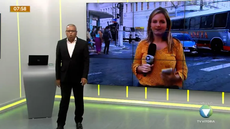 Acidente entre carro e ônibus deixa trânsito complicado