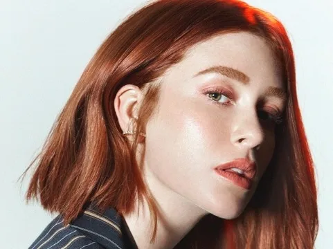 Marina Ruy Barbosa muda o visual e aparece com os fios curtinhos