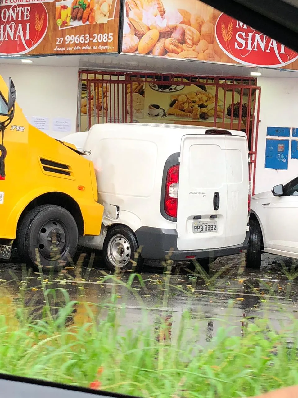 Carro-forte colide com mais três veículos em avenida de Jucutuquara