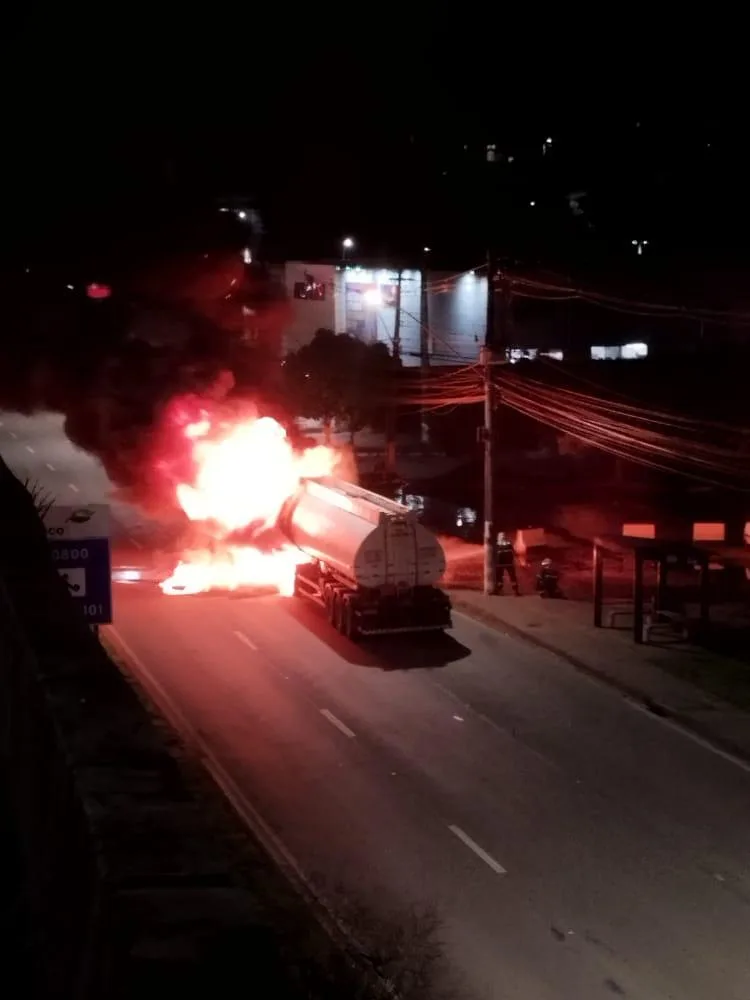 VÍDEO | Caminhão-tanque pega fogo e assusta moradores de Viana