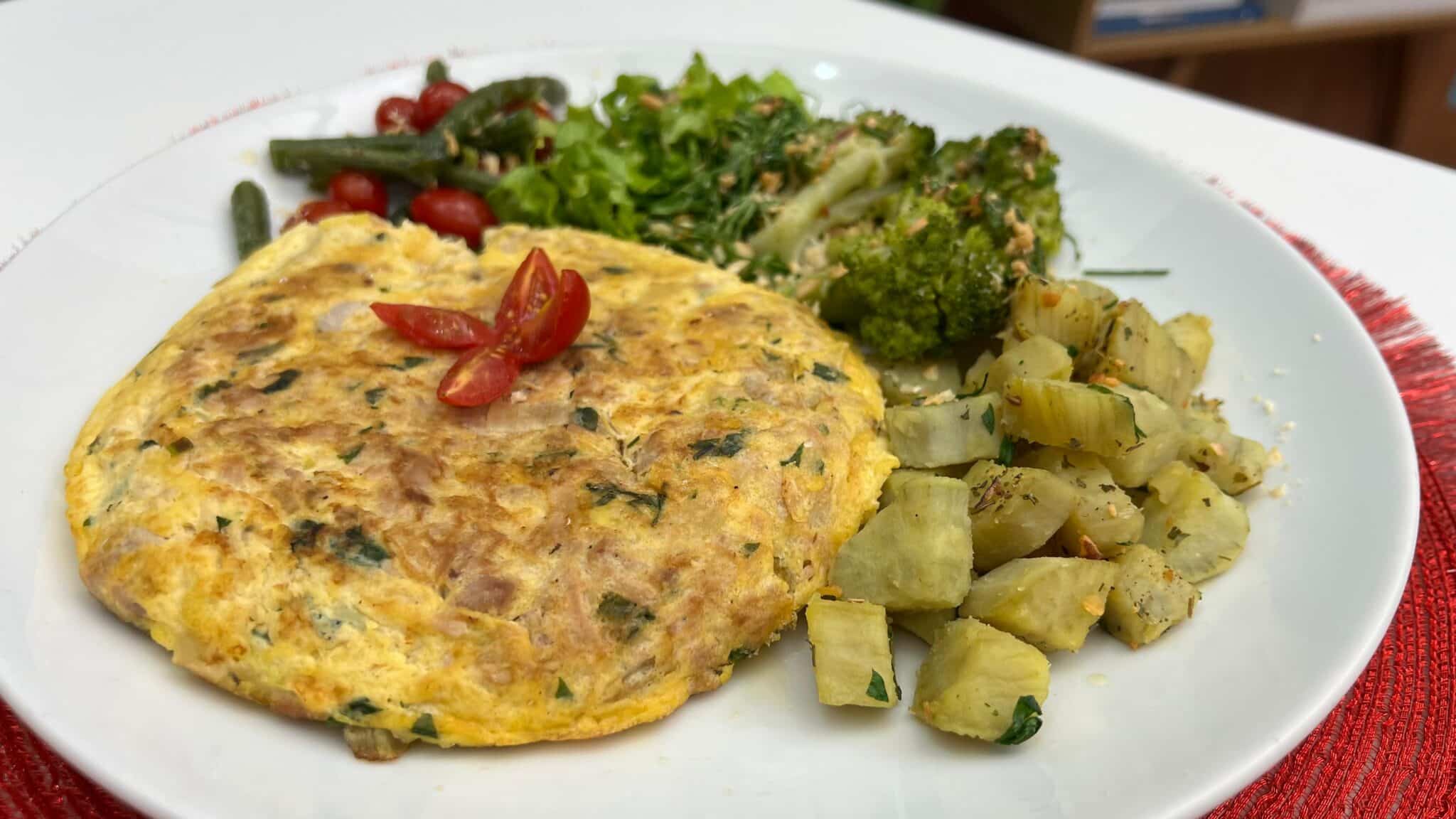 Aprenda a fazer uma deliciosa fritada de atum com salada