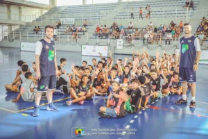 Anderson Varejão visita as crianças do seu projeto social voltado para o Basquete e Cidadania em Vitória/ES.