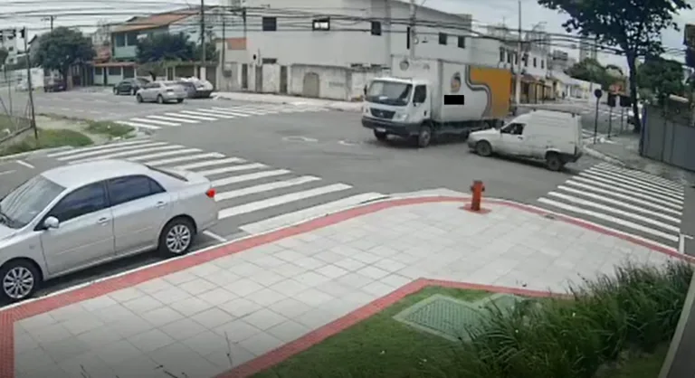 VÍDEO | Câmeras de segurança flagram acidente em cruzamento de Vila Velha. Veja!