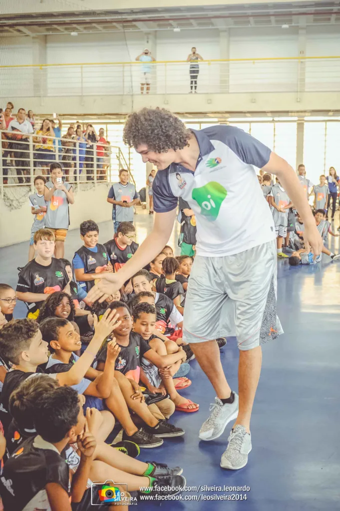 Anderson Varejão visita as crianças do seu projeto social voltado para o Basquete e Cidadania em Vitória/ES.