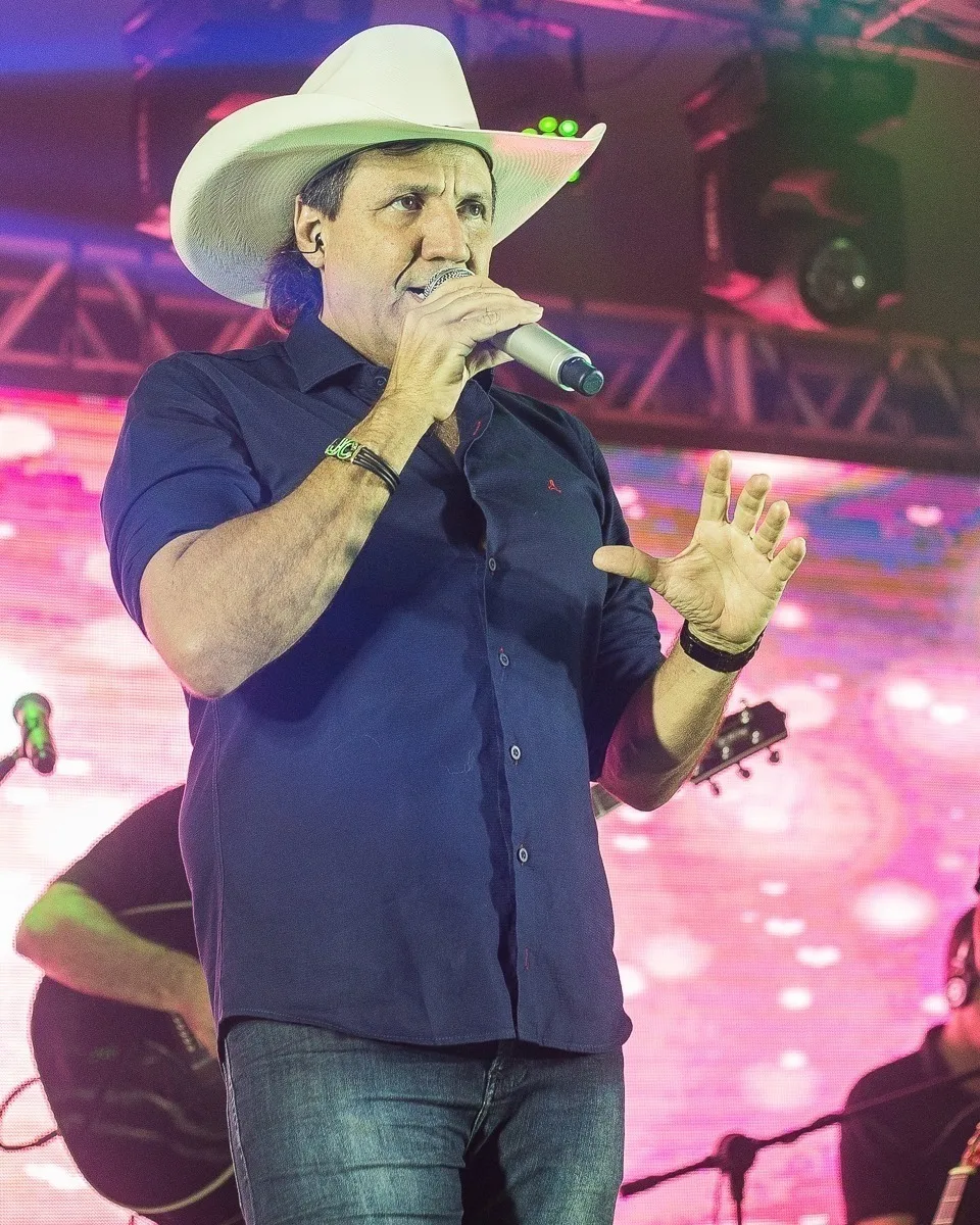 Cantor sertanejo Juliano Cezar tem morte súbita durante show